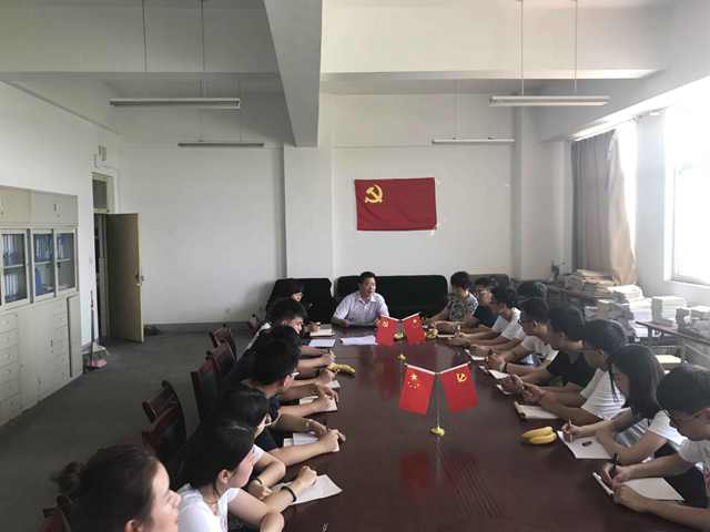 校党委委员、副校长张伟给经济管理集团学生党员上党课